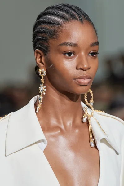 Look 100